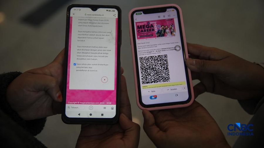 Para pencari kerja alias Jobseeker mencari info lowongan pekerja dalam aktivitas Mega Career Expo 2026 di Gedung SMESCO, Jakarta, Jumat (17/4/2026). (CNBC Indonesia/Faisal Rahman)