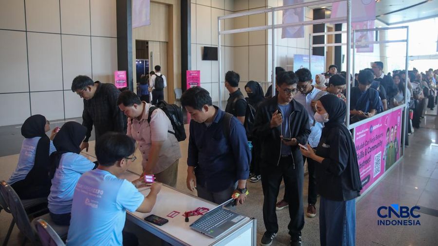 Para pencari kerja alias Jobseeker mencari info lowongan pekerja dalam aktivitas Mega Career Expo 2026 di Gedung SMESCO, Jakarta, Jumat (17/4/2026). (CNBC Indonesia/Faisal Rahman)
