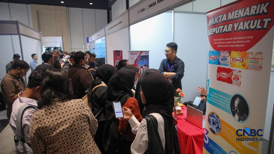 Para pencari kerja alias Jobseeker mencari info lowongan pekerja dalam aktivitas Mega Career Expo 2026 di Gedung SMESCO, Jakarta, Jumat (17/4/2026). (CNBC Indonesia/Faisal Rahman)