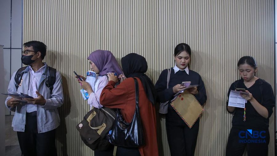 Para pencari kerja alias Jobseeker mencari info lowongan pekerja dalam aktivitas Mega Career Expo 2026 di Gedung SMESCO, Jakarta, Jumat (17/4/2026). (CNBC Indonesia/Faisal Rahman)