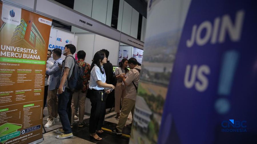 Para pencari kerja alias Jobseeker mencari info lowongan pekerja dalam aktivitas Mega Career Expo 2026 di Gedung SMESCO, Jakarta, Jumat (17/4/2026). (CNBC Indonesia/Faisal Rahman)