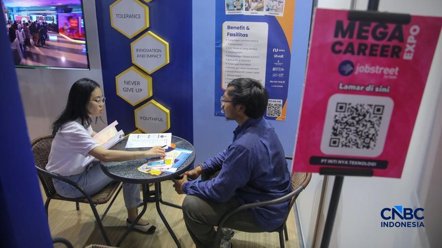 Para pencari kerja alias Jobseeker mencari info lowongan pekerja dalam aktivitas Mega Career Expo 2026 di Gedung SMESCO, Jakarta, Jumat (17/4/2026). (CNBC Indonesia/Faisal Rahman)