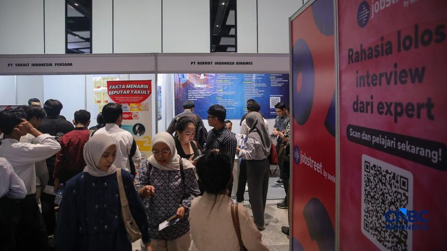 Para pencari kerja alias Jobseeker mencari info lowongan pekerja dalam aktivitas Mega Career Expo 2026 di Gedung SMESCO, Jakarta, Jumat (17/4/2026). (CNBC Indonesia/Faisal Rahman)