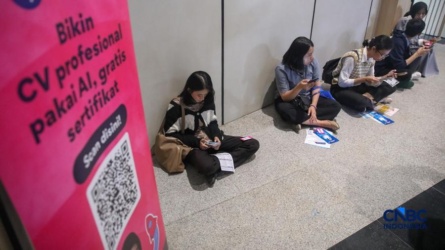 Para pencari kerja alias Jobseeker mencari info lowongan pekerja dalam aktivitas Mega Career Expo 2026 di Gedung SMESCO, Jakarta, Jumat (17/4/2026). (CNBC Indonesia/Faisal Rahman)