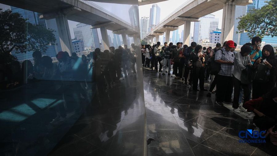 Para pencari kerja alias Jobseeker mencari info lowongan pekerja dalam aktivitas Mega Career Expo 2026 di Gedung SMESCO, Jakarta, Jumat (17/4/2026). (CNBC Indonesia/Faisal Rahman)