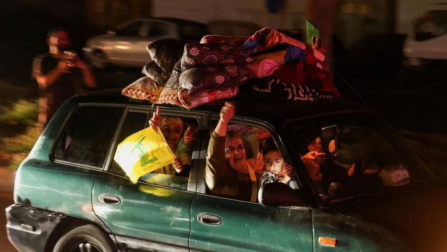 Kendaraan memadati jalan pada malam hari saat para pengungsi kembali ke rumah mereka setelah gencatan senjata selama 10 hari antara Lebanon dan Israel mulai berlaku, di Sidon, Lebanon, 17 April 2026. (REUTERS/Aziz Taher)