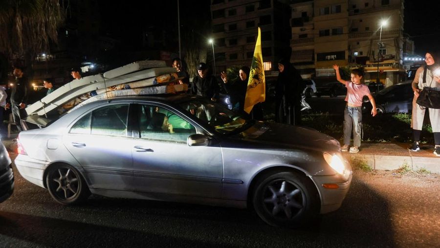Para pengungsi bereaksi saat mereka kembali ke rumah mereka dengan kendaraan nan membawa barang-barang di atapnya setelah gencatan senjata 10 hari antara Lebanon dan Israel mulai berlaku, di Sidon, Lebanon, 17 April 2026. (REUTERS/Aziz Taher)