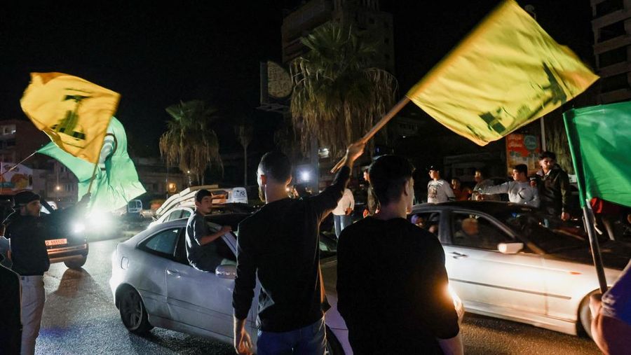 Para pengungsi bereaksi saat mereka kembali ke rumah mereka dengan kendaraan nan membawa barang-barang di atapnya setelah gencatan senjata 10 hari antara Lebanon dan Israel mulai berlaku, di Sidon, Lebanon, 17 April 2026. (REUTERS/Aziz Taher)
