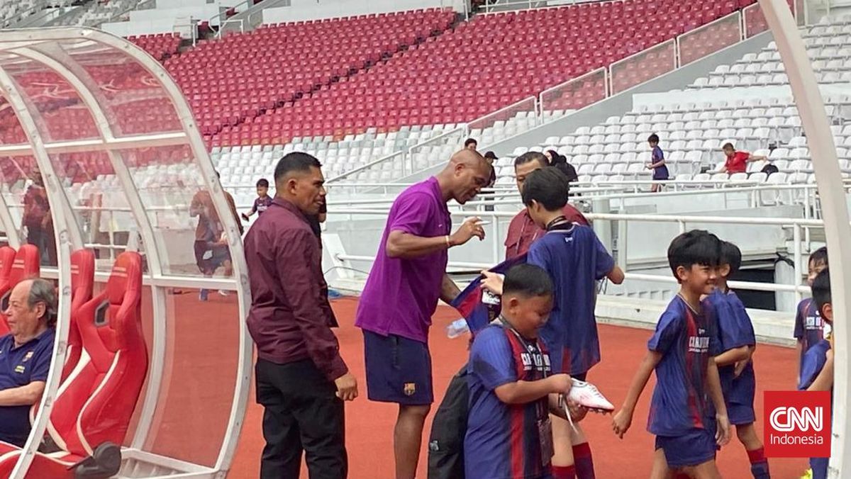 Kluivert Kembali Ke Gbk, Lempar Senyuman Dan Beri Tandatangan