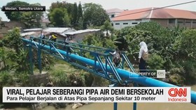 VIDEO: Viral, Pelajar Seberangi Pipa Air Demi Bersekolah