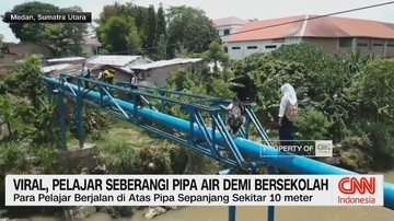 VIDEO: Viral, Pelajar Seberangi Pipa Air Demi Bersekolah