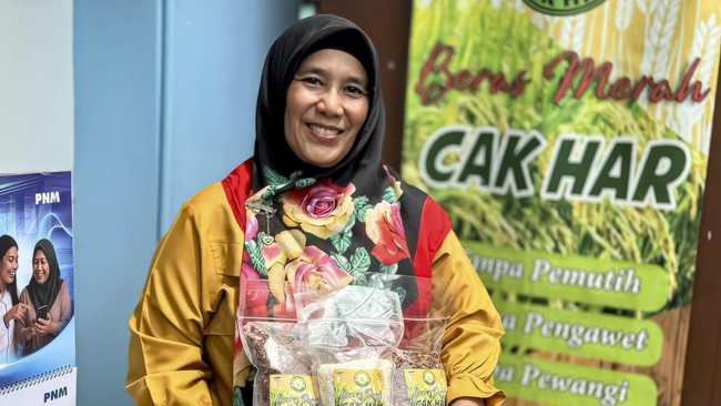 Mardiana, pelaku usaha ultra mikro, sukses bertransformasi berkat pelatihan PNM Mekaar, kelola bisnis nasi liwet beras merah dan bantu pelaku usaha lain.
