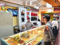 Wanita Terekam CCTV Curi Perhiasan Senilai Rp 52 Juta di Toko Emas Polman