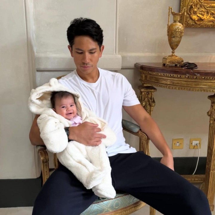 <p>Baik Pangeran Mateen maupun sang istri kini tengah disibukkan dengan peran baru sebagai orang tua dari putri semata wayang mereka yang bernama Zahra Mariam Bolkiah. Nama tersebut pernah dibagikan langsung melalui akun Instagram <em>@tmski</em>.&nbsp;"Zahra Mariam Bolkiah. Anisha dan saya sangat berterima kasih kepada tim yang luar biasa di JPMC atas perawatan dan dukungan mereka yang luar biasa, dan sangat berterima kasih kepada semua orang atas ucapan baiknya," tulisnya. (Foto: Instagram @tmski)</p>