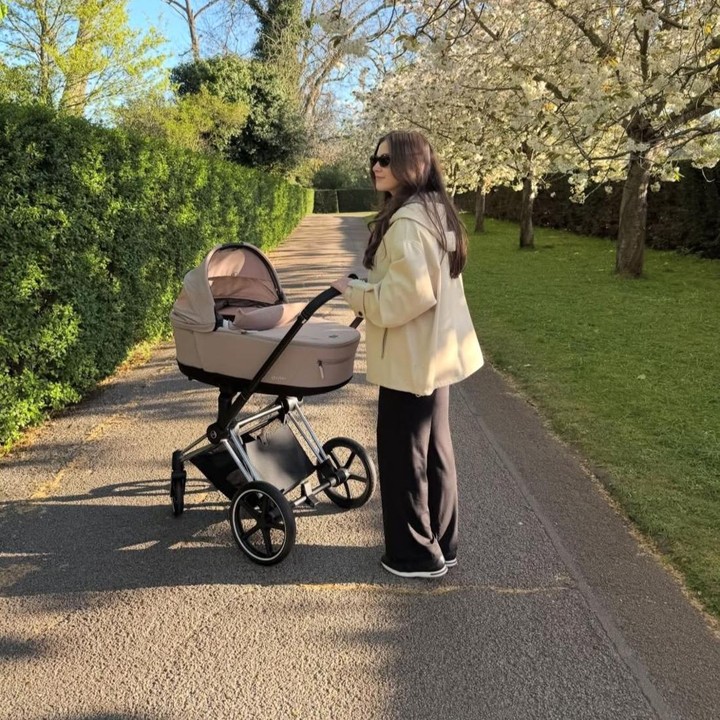 <p>Pasangan ini pun cukup sering membagikan keseharian mereka bersama sang putri. Baru-baru ini, keduanya terlihat menikmati <em>quality time</em> dengan berjalan-jalan santai di sekitar rumah. Dalam salah satu foto yang dibagikan, Anisha tampak mengajak putrinya berjalan di sebuah tempat yang mirip dengan taman, dengan menggunakan <em>stroller</em>. (Foto: Instagram @tmski)</p>