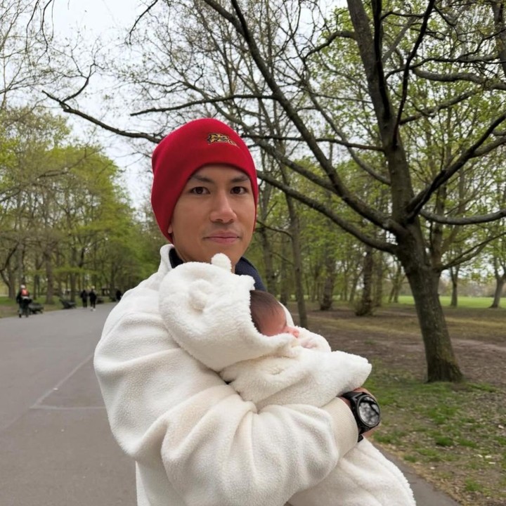 <p>Pada kesempatan yang sama, Pangeran Mateen terlihat menggendong Zahra dengan penuh kasih, Bunda. Dalam potret tersebut, ia tampak mengenakan busana musim dingin berwarna putih yang senada dengan sang putri. (Foto: Instagram @tmski)</p>
