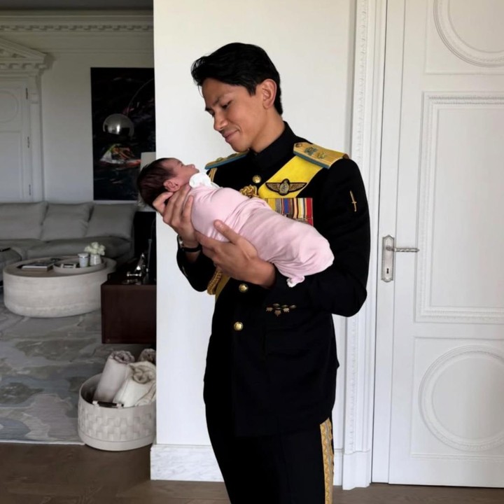 <p>Meski baru sekitar dua bulan menjadi seorang Ayah, Pangeran Mateen tampaknya sangat siap dalam momong sang putri. Hal ini terlihat jelas dari beberapa potret yang ia <em>posting</em> di Instagram. (Foto: Instagram @tmski)</p>