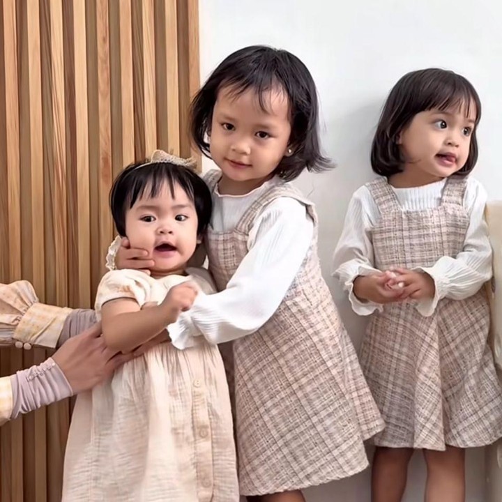 <p>Sebagai Bunda, Anisa pun sering membagikan keseharian putri kembarnya. Melihat dari beberapa momen di Instagram, Alma dan Alsa tampaknya kini sudah bisa momong sang adik&nbsp;nih, Bunda. Dalam foto ini, Alma terlihat langsung memeluk saat Aqila datang. (Foto: Instagram @anisarahma_12)</p>