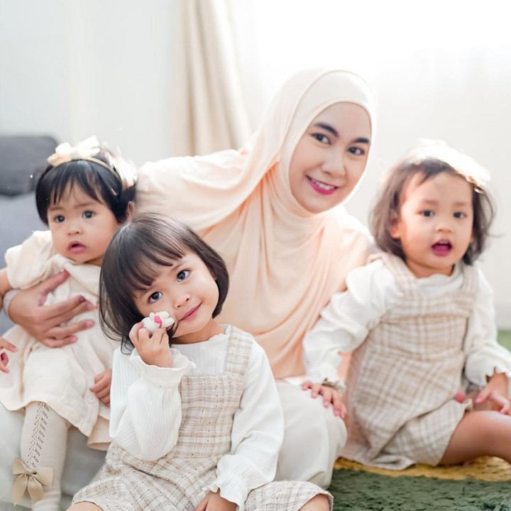 <p>Memiliki anak kembar tentu menjadi kebahagiaan yang tak ternilai bagi Anisa Rahma. Ia pun gemar menyulap gaya berpakaian Alma dan Alsa agar semakin tampil manis. Sang adik, Aqila, juga sering mengenakan pakaian dengan warna yang senada. (Foto: Instagram @almaalsha.aqila)</p>