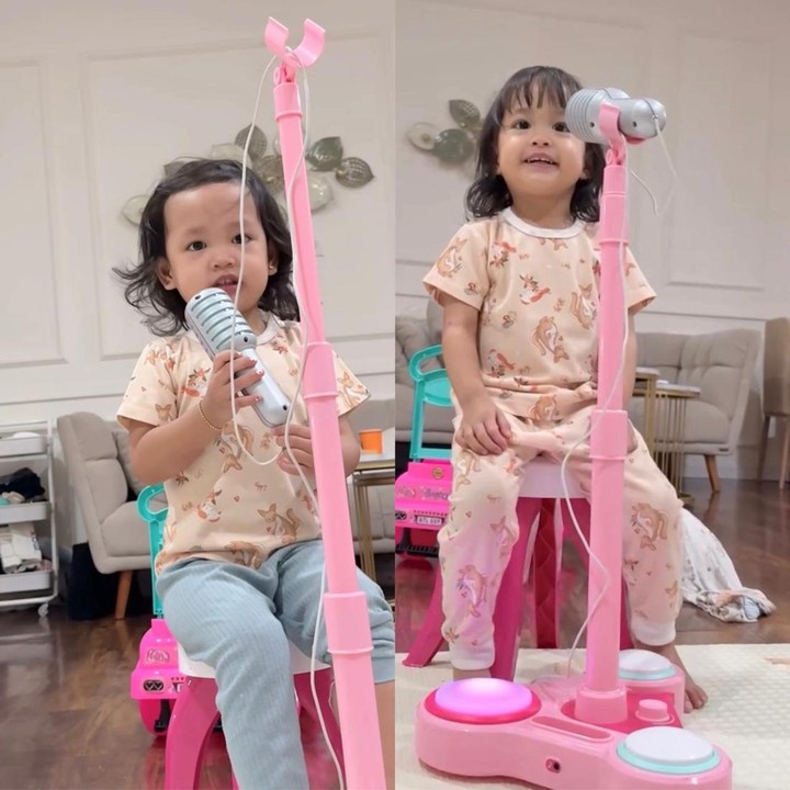 <p>Si kembar ini juga diketahui semakin pandai bernyanyi, lho. Melihat unggahan tersebut, banyak netizen yang berkomentar bahwa keduanya ingin mengikuti jejak sang Bunda sebagai penyanyi. "Gemas banget sudah hebat nyanyinya. Uminya senang banget ini," kata <em>@mar****</em>. "Bakatnya nurun ke anaknya ini mah," ungkap <em>@ade****</em>. "Bibit Cherrybelle masa depan," tambah <em>@dwi****.</em> (Foto: Instagram @almaalsha.aqila)</p>