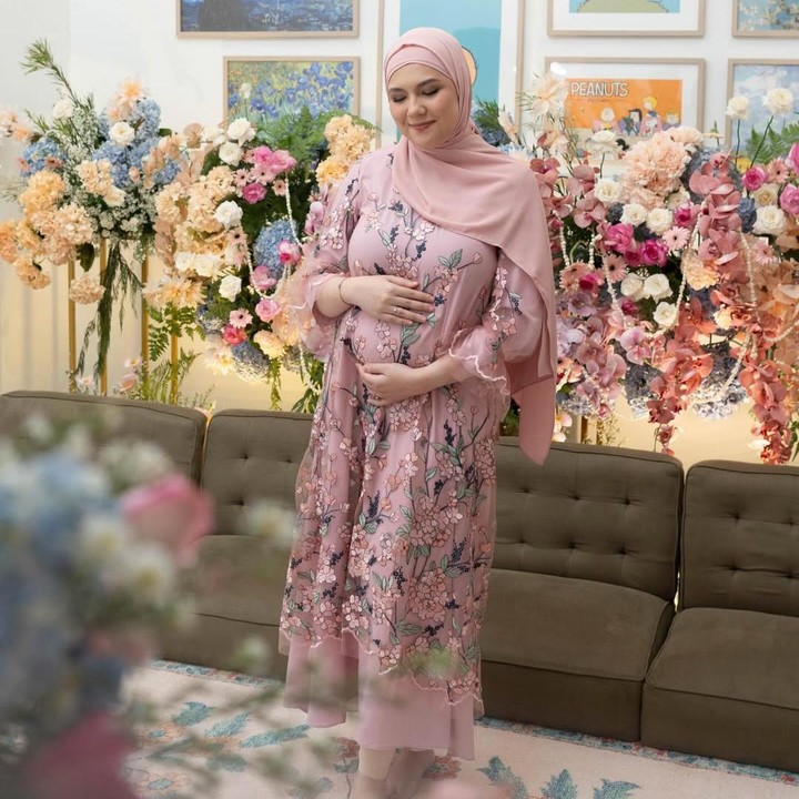 <p>Acara tasyakuran empat bulan kehamilan ini sekaligus menjadi momen bagi Ryan untuk berdoa kepada Sang Pencipta agar kehamilan istrinya berjalan lancar. "<em>MashaAllah Tabarakallah</em>. Kami berkumpul dalam syukur, berserah dalam haru, berdo&rsquo;a dalam harap. 4 bulan kehamilan, sebuah amanah yang begitu agung dari-Mu Ya Wadud. Ya Allah, sehatkan istriku @anizabell93 dan bayi, mudahkan setiap langkahnya hingga hari kelahiran, lindungi kami dari segala bahaya, cemas, dan sakit. Jadikan ia kelak anak yang penuh berkah hidupnya, menjadi penyejuk jiwa orang-orang di sekitarnya, dan pembawa cinta dari dan untuk-Mu," tulisnya dalam caption unggahan. (Foto: Instagram @adriandhy/ @anizabell93)</p>