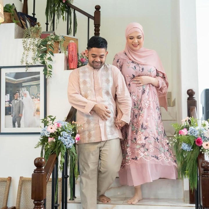 <p>Di acara ini, Ryan dan istri kompak mengenakan baju bernuansa warna merah muda. Warna baju ini menjadi simbol penuh arti bagi Ryan dan istri. Pasalnya, pasangan yang menikah pada tahun 2021 ini bakal dikaruniai anak pertama berjenis kelamin perempuan. (Foto: Instagram @adriandhy/ @anizabell93)</p>