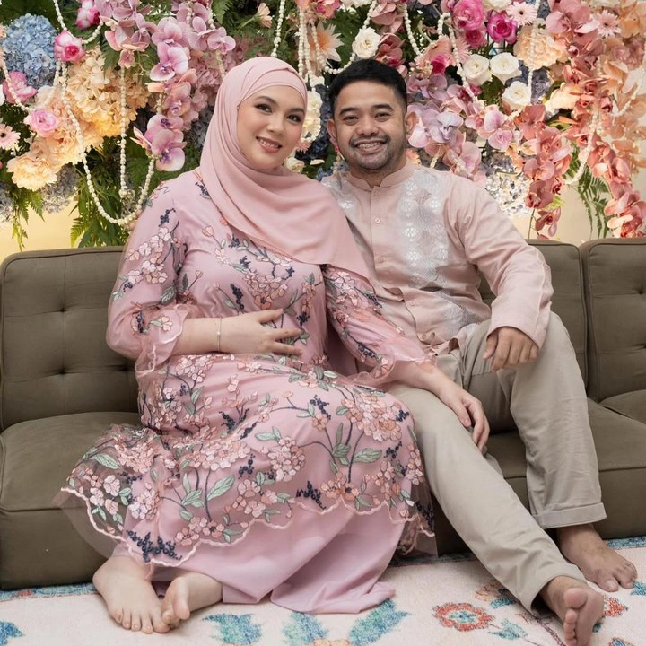 <p>Ryan dan Anizabella pertama kali mengumumkan kabar kehamilan ini pada Lebaran 2026 di Instagram. Dalam foto yang dibagikan, Anizabella tampak berpose bersama sang suami sambil menunjukkan <em>baby bump</em> kehamilannya yang saat itu masih belum terlihat jelas. Di pengumuman kehamilan tersebut, Ryan mengaku sangat bahagia karena bakal dikaruniai anak pertama. "<em>MasyaAllah Tabarakallah,</em> ngetik begini aja bahagia luar biasa," katanya. (Foto: Instagram @adriandhy/ @anizabell93)</p>