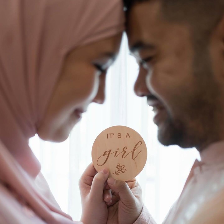 <p>Bagi Ryan, kehamilan sang istri ini menjadi hadiah terindah untuknya setelah lima tahun menikah. Pria 35 tahun ini bahkan merasa sangat bersyukur karena akan dikaruniai seorang anak perempuan. Hal itu diungkap Ryan saat merujuk fotonya bersama sang istri ketika memegang kertas bertuliskan <em>'It's a girl'</em>. "Di slide terakhir, jelas rasanya kenapa anugerah ini begitu spesial," katanya. (Foto: Instagram @adriandhy/ @anizabell93)</p>