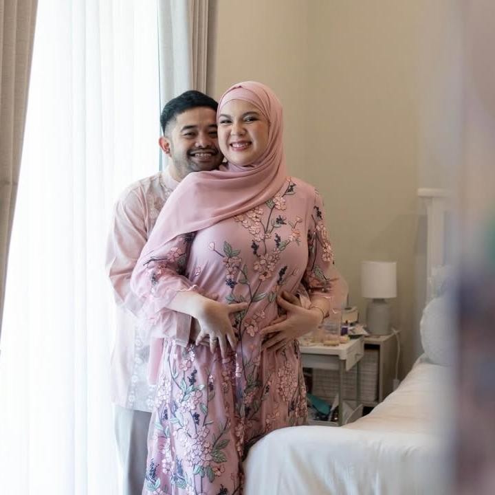 <p>Sutradara film <em>Na Willa</em> dan <em>JUMBO</em>, Ryan Adriandhy, tengah menantikan kelahiran anak pertamanya. Sang istri Anizabella Lesmana saat ini sedang menjalani kehamilan pertamanya yang baru memasuki trimester kedua, Bunda. (Foto: Instagram @adriandhy/ @anizabell93)</p>