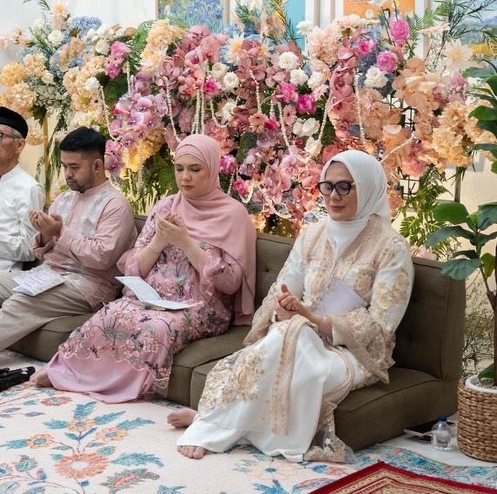 <p>Baru-baru ini, Ryan menggelar acara tasyakuran empat bulan kehamilan istrinya. Acara yang berlangsung sederhana tampaknya hanya dihadiri oleh keluarga dan kerabat dekat. Melalui unggahan di Instagram, Ryan dan istri membagikan momen acara tasyakuran. (Foto: Instagram @adriandhy/ @anizabell93)</p>