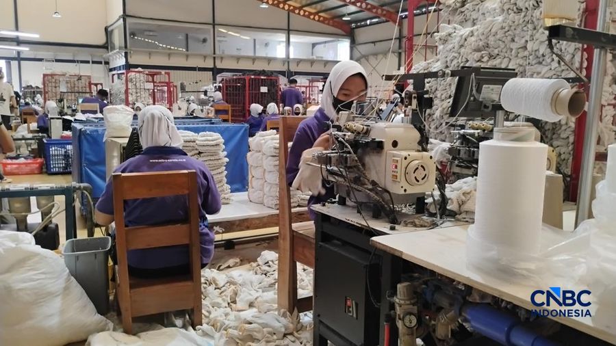 Sejumlah pekerja beraktivitas pada pabrik tekstil di PT Mitra Saruta Indonesia (MSI), Nganjuk, Jawa Timur, Kamis (16/4/2026). (CNBC Indonesia/Arrijal Rachman)