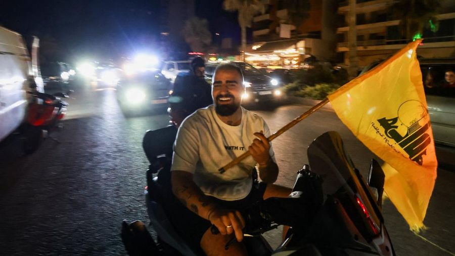 Para pengungsi bereaksi saat mereka kembali ke rumah mereka dengan kendaraan nan membawa barang-barang di atapnya setelah gencatan senjata 10 hari antara Lebanon dan Israel mulai berlaku, di Sidon, Lebanon, 17 April 2026. (REUTERS/Aziz Taher)