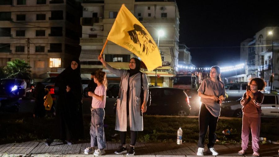 Para pengungsi bereaksi saat mereka kembali ke rumah mereka dengan kendaraan nan membawa barang-barang di atapnya setelah gencatan senjata 10 hari antara Lebanon dan Israel mulai berlaku, di Sidon, Lebanon, 17 April 2026. (REUTERS/Aziz Taher)