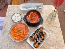 Video: Jajan Kimbab dan Rose Tteokbokki di Kedai Korea Mungil