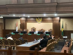 Terdakwa Kasus Korupsi Minyak Nangis Saat Sidang, Hakim Sampai Beri Tisu