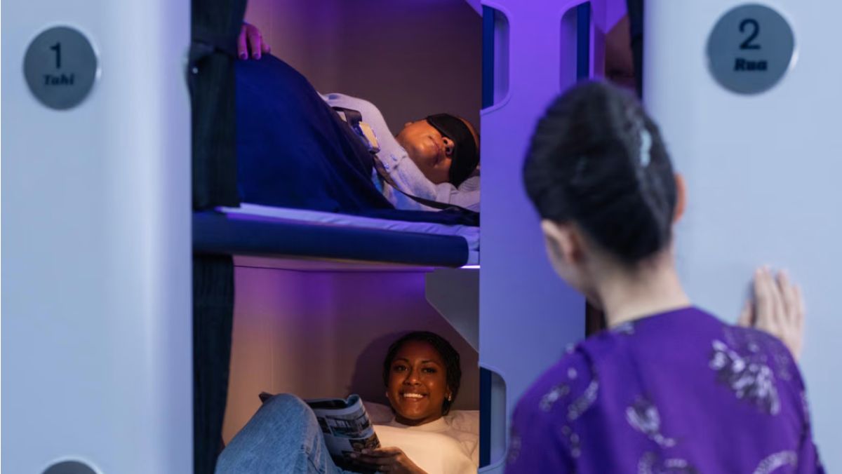 Naik Pesawat Kelas Ekonomi Maskapai Ini Bisa Tidur di Ranjang Susun