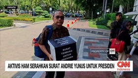 VIDEO: Aktivis HAM Serahkan Surat Andrie Yunus Untuk Presiden