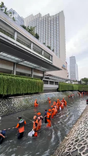 Aksi Pasukan Oranye Berburu Sapu-sapu di Jakarta
