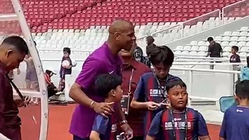 Barcelona Legends Latihan, Kluivert Kembali ke SUGBK