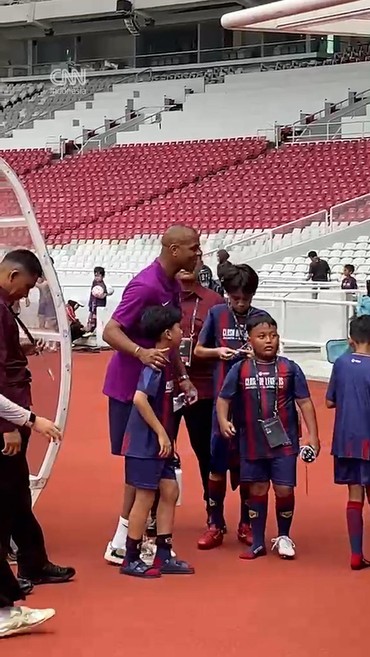 Barcelona Legends Latihan, Kluivert Kembali ke SUGBK