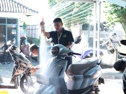 Jelang Tumpek Landep, Jasa Cuci Motor di Lapas Tabanan Dibanjiri Pelanggan