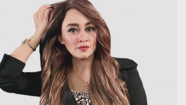 Putuskan Lepas Hijab, 7 Penampilan Terbaru Zeda Salim dengan Rambut Balayage
