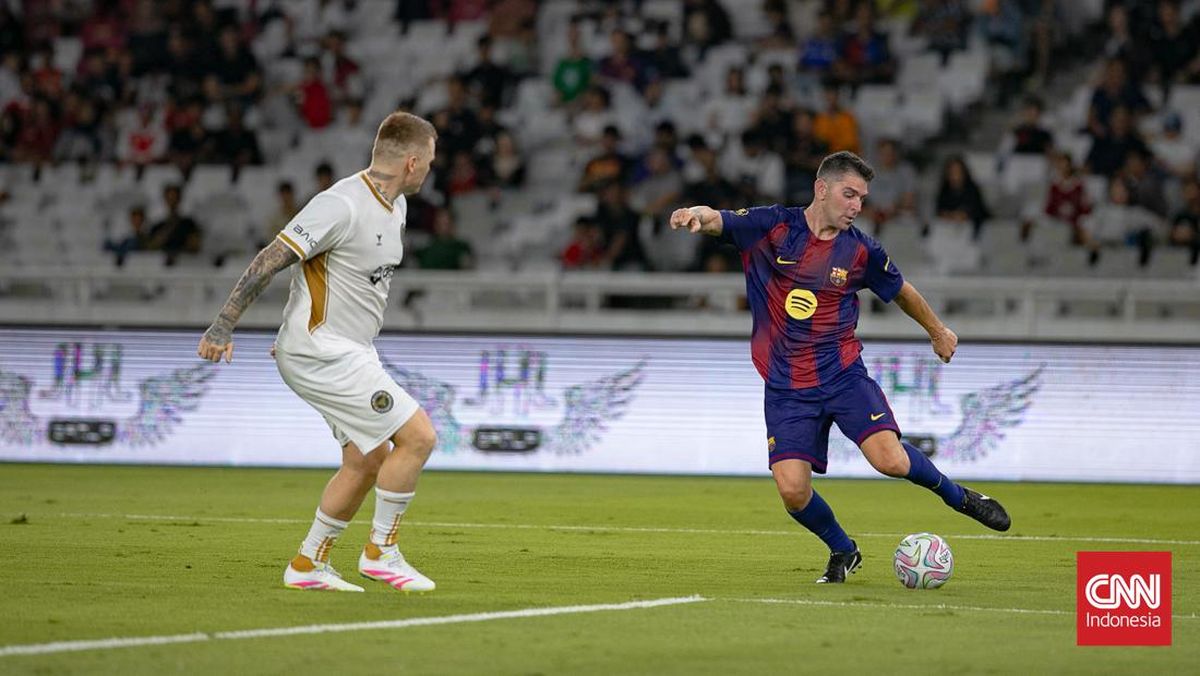 Sundulan Terbang Rivaldo Pukau Penonton GBK di Clash of Legends