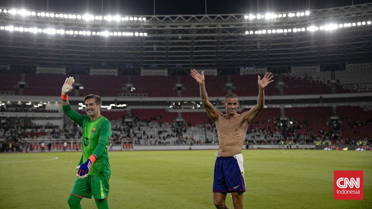 Sundulan Terbang Rivaldo Pukau Penonton GBK di Clash of Legends