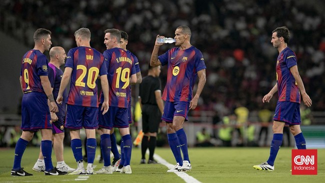 Barcelona Legends menang telak 3-0 atas DRX World Legends dalam duel Clash of Legends 2026 di Stadion Utama Gelora Bung Karno (SUGBK), Sabtu (18/4).