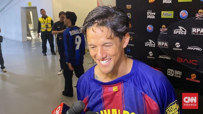 Eks pemain Timnas Indonesia, Irfan Bachdim, memamerkan jersey pemberian Rivaldo usai duel Barcelona Legends vs DRX World Legends dalam Clash of Legends 2026.