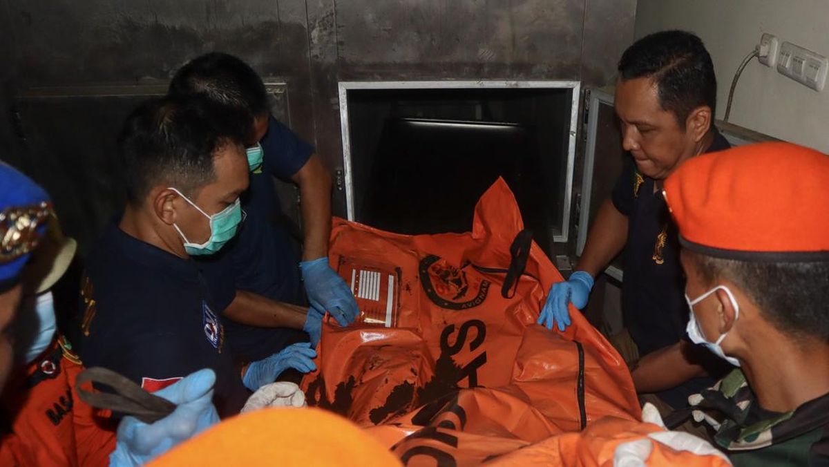 FOTO: Proses Evakuasi Korban Tewas Helikopter Jatuh di Sekadau