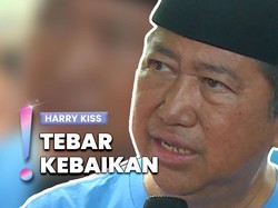 Video: Harry Kiss Ajak Vidies Tebar Ikan di Danau Area Makam Vidi Aldiano