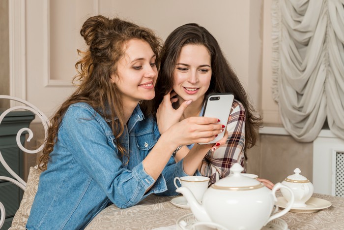 ciri kepribadian orang yang diam-diam keluar dari grup chat. mereka lebih menyukai obrolan yang intens daripada obrolan luas dalam grup chat. Menurutnya, obrolan grup yang lebih banyak candaan dan basa-basi yang membuat pesan tidak tersampaikan sepenuhnya dan cenderung buru-buru.