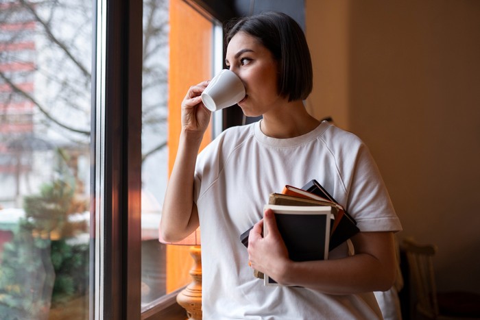 ciri kepribadian orang yang diam-diam keluar dari grup chat adalah introvert. obrolan grup dengan percakapan yang cepat dan topik yang saling tumpang tindih itu telah membuat seorang introvert merasa lelah.